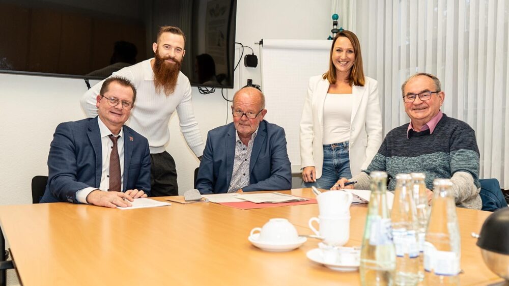 Michael Carbanje, Tim Bongers, Rudi Geukes, Tanja Bongers und Theo Nieland (v.l.) bei den letzten Planungen der Jubiläumsveranstaltung am 8. November (©Frithjof Nowakewitz)
