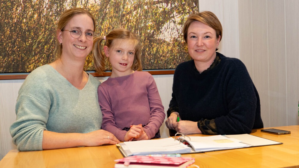 Nina und Nele Möder und Karin Strauch