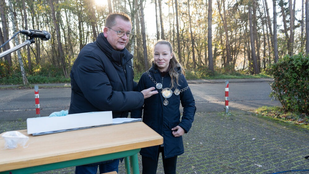 Mia Volmering, Urenkelin des ersten gewählten Bürgermeisters Johann Volmering, trägt die Amtskette ihres Urgroßvaters