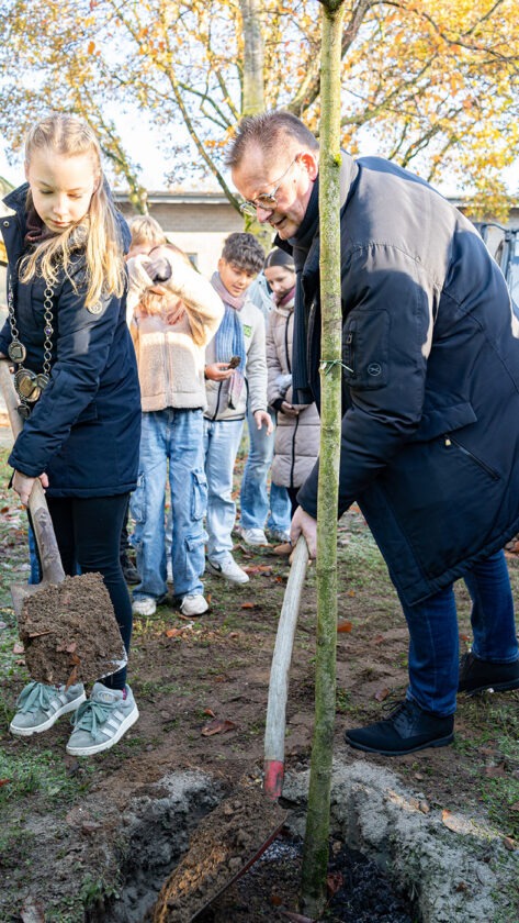 Bürgermeister Michael Carbanje und Mia Volmering