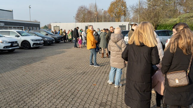 Warteschlange am Eingang der Stadthalle