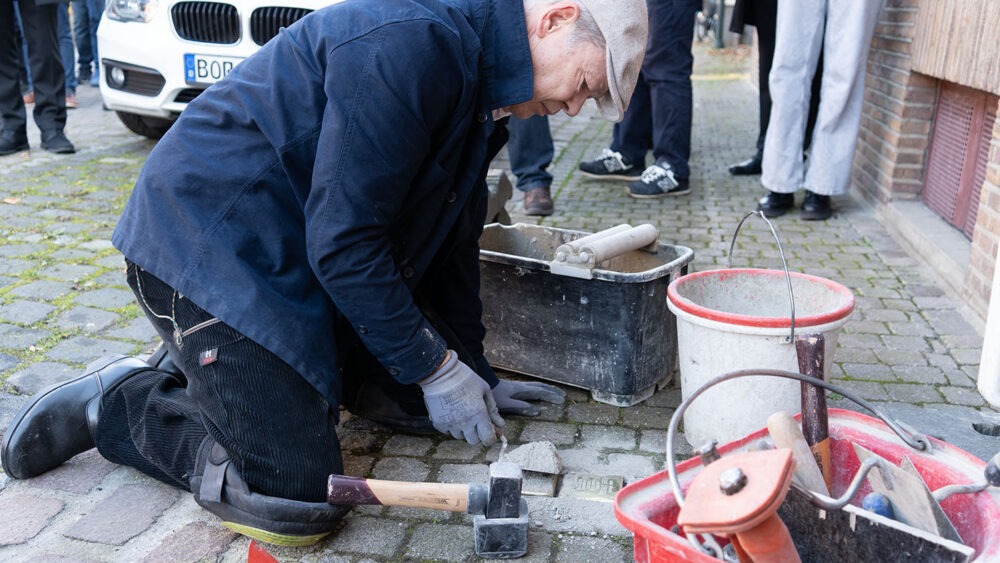 Frank-Matthias Mann verlegt die Stolpersteine in Anholt