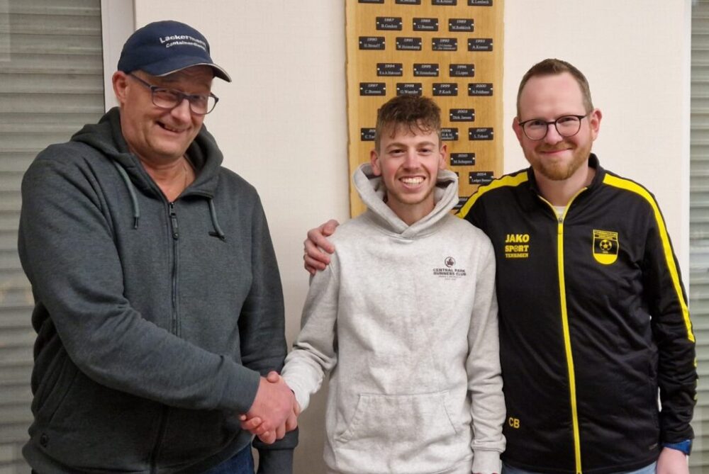 Ben Lukassen (mitte) bleibt auch 2026/2027 Trainer in Heelden