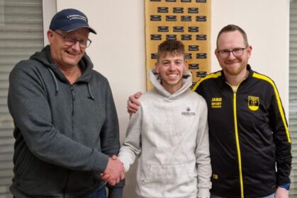 Ben Lukassen (mitte) bleibt auch 2026/2027 Trainer in Heelden