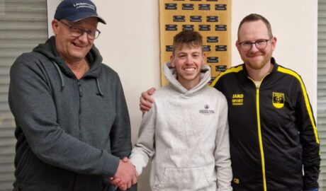 Ben Lukassen (mitte) bleibt auch 2026/2027 Trainer in Heelden