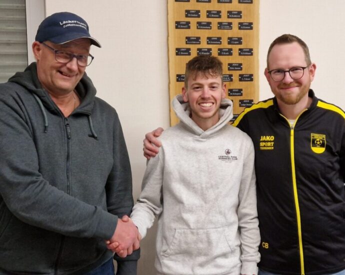 Ben Lukassen (mitte) bleibt auch 2026/2027 Trainer in Heelden