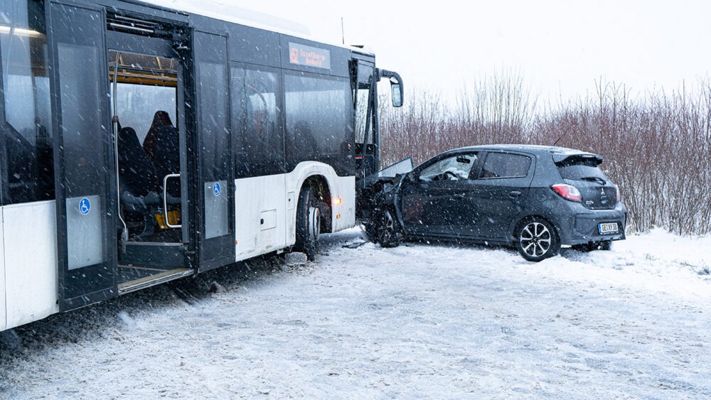 Unfall zwischen Linienbus und Pkw