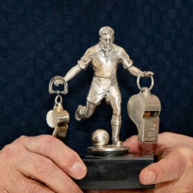 Fußballer und zwei Trillerpfeifen