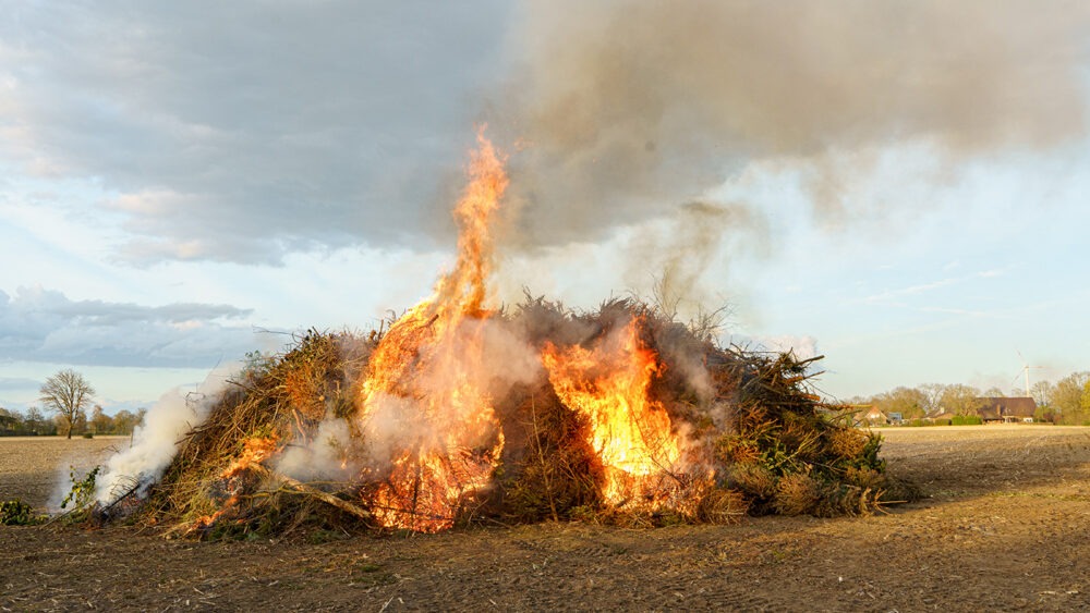 Traditionelles Osterfeuer in Werth
